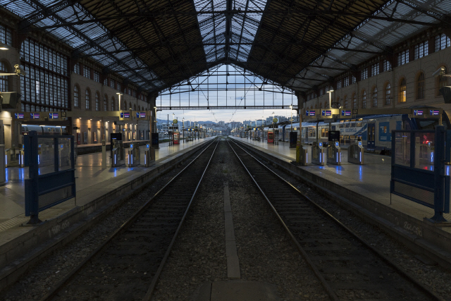 프랑스 총파업이 시작된 5일(현지시간) 철도 운행이 중단되면서 남부 마르세유의 한 기차역 플랫폼이 텅 비어 있다./마르세유=AP연합뉴스
