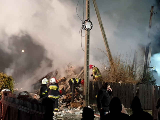 4일(현지시간) 폴란드 남부 시치리크의 스키 리조트에서 소방대원들이 가스폭발로 붕괴된 건물 잔해 속에서 실종자 수색작업을 벌이고 있다. /시치리크=로이터연합뉴스