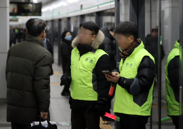 6일 오전 지하철 2호선 신도림역에서 역무원이 대체 교통수단을 안내하고 있다.  /연합뉴스