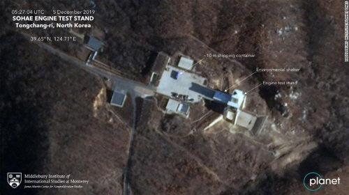 플래닛랩스가 지난 5일 촬영한 동창리 미사일발사장의 위성사진. 직사각형 회색 엔진시험대 위의 물체는 화물용 컨테이너로 추정된다.   /출처=CNN·플래닛랩스