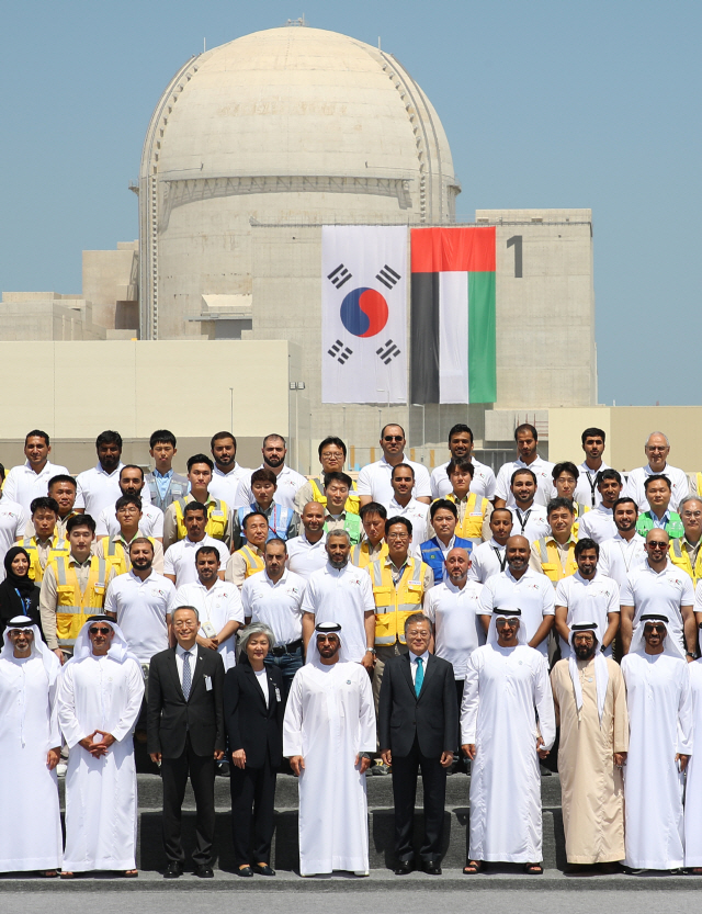 지난해 3월26일 아랍에미리트(UAE)를 공식 방문한 문재인 대통령이 한국이 건설한 바라카 원전 1호기 앞에서 기념촬영을 하고 있다. /연합뉴스