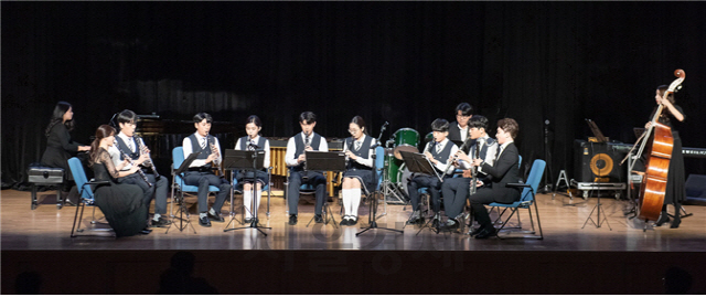 청각장애유소년 연주단 ‘사랑의 달팽이’가 클라리넷 앙상블 공연을 하고 있다./사진제공=교직원공제회