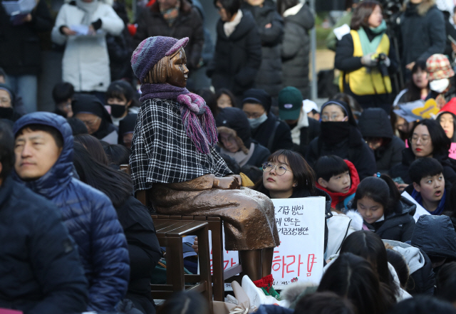 지난 4일 서울 종로구 옛 일본대사관 앞에서 일본군 위안부 피해자 문제 해결을 위한 정기 수요시위가 열리고 있다. /연합뉴스
