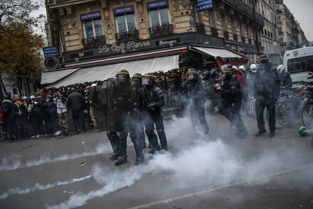 프랑스 파리에서 5일(현지시간) 경찰들이 총파업에 참여한 시위대에 대응하고 있다./파리=AFP연합뉴스