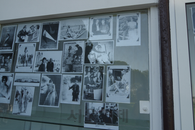 리도 섬의 베인즈 호텔 앞에 전시된 ‘베니스에서의 죽음’과 관련된 사진들. /사진제공=진회숙