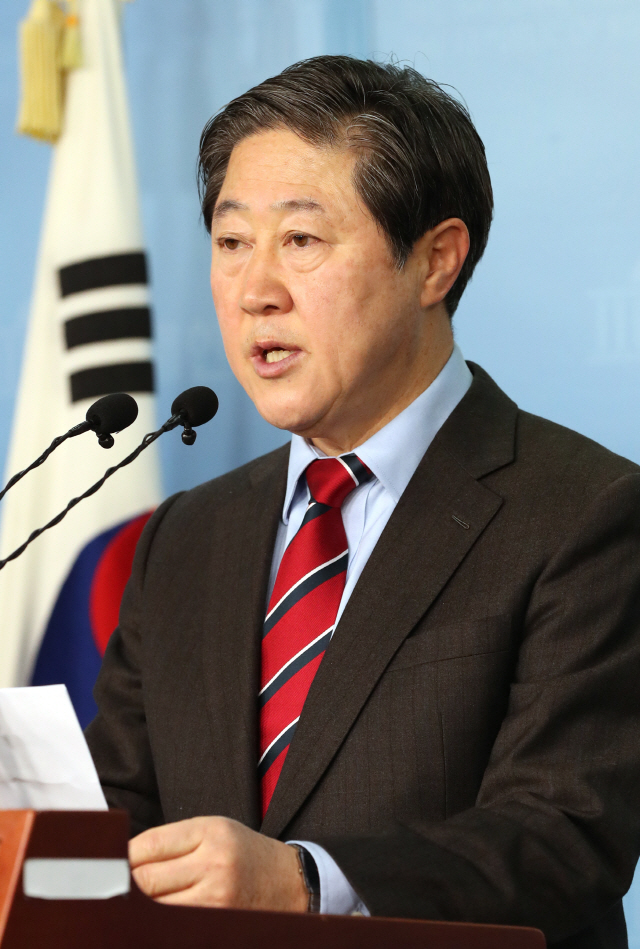 뜨거워지는 한국당 원내대표 경선 …‘친황’ 이냐 ‘비황’ 이냐