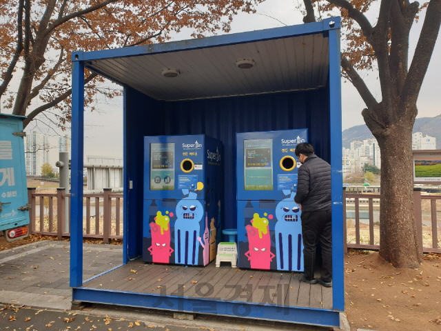 서울 동대문구 장안평제방길에 나란히 설치된 ‘네프론’/허진 기자