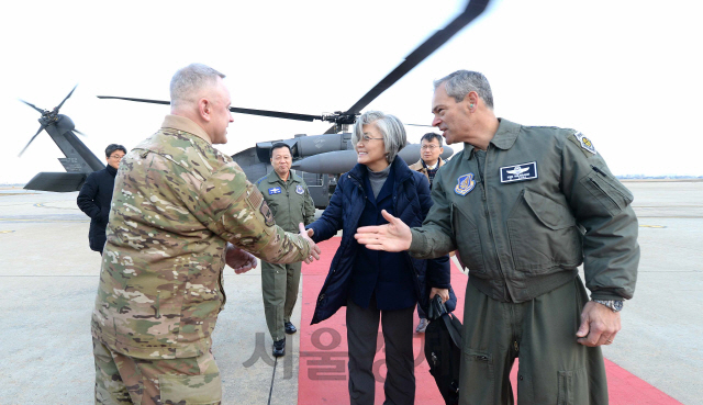 강경화(가운데) 외교부 장관이 7일 오산 공군기지에 도착한 후 케네스 윌즈바크 미 7공군사령관의 안내를 받고 있다./사진제공=외교부