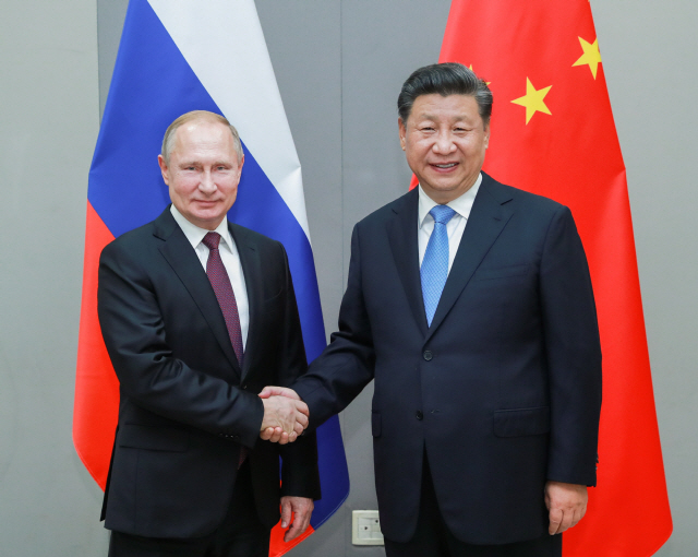 지난달 13일 브라질 수도 브라질리아에서 열린 브릭스(BRICS) 정상회의에서 시진핑(오른쪽) 중국 국가주석과 블라디미르 푸틴 러시아 대통령이 양국 정상 회담에 앞서 악수하고 있다./브라질리아=AFP연합뉴스