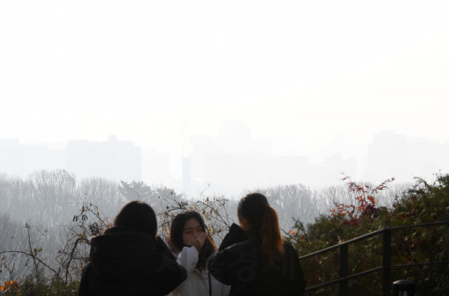 수도권 지역에 대기 정체로 인해 미세먼지 농도가 '나쁨' 수준을 나타낸 8일 서울 성균관대학교에서 바라본 서울시내가 뿌옇게 보이고 있다./권욱기자 2019.12.08