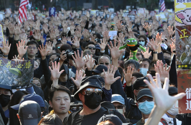 '다섯 손가락' 펼친 홍콩 시민들