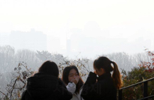 수도권 지역에 대기 정체로 인해 미세먼지 농도가 '나쁨' 수준을 나타낸 8일 서울 성균관대학교에서 바라본 서울시내가 뿌옇게 보이고 있다./권욱기자 2019.12.08