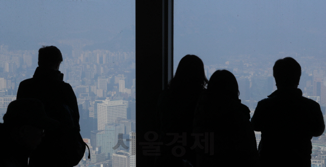 수도권 지역에 대기 정체로 인해 미세먼지 농도가 '나쁨' 수준을 나타낸 8일 서울 남산타워에서 바라본 서울시내가 뿌옇게 보이고 있다./권욱기자 2019.12.08