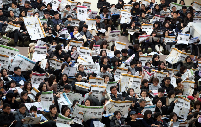 2020학년도 최종 지원 전략 설명회      (서울=연합뉴스) 임헌정 기자 = 8일 서울 강남구 역삼동 진선여고에서 열린 이투스교육의 ‘2020학년도 최종 지원 전략 설명회’에서 학부모와 수험생들이 배치표를 살펴보고 있다. 2019.12.8      kane@yna.co.kr  (끝)      <저작권자(c) 연합뉴스, 무단 전재-재배포 금지>