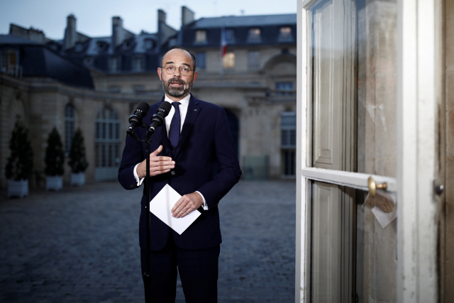 에두아르 필리프 프랑스 총리가 6일(현지시간) 연금개편에 항의하는 총파업과 관련해 파리의 마티뇽 호텔에서 긴급 기자회견을 열고 연금개편을 중단없이 추진하겠다고 말했다./파리=로이터연합뉴스