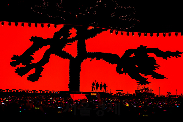 아일랜드 출신의 세계적인 록밴드 U2가 8일 오후 서울 구로구 고척스카이돔에서 첫 내한 공연을 펼치고 있다./사진제공=라이브네이션 코리아