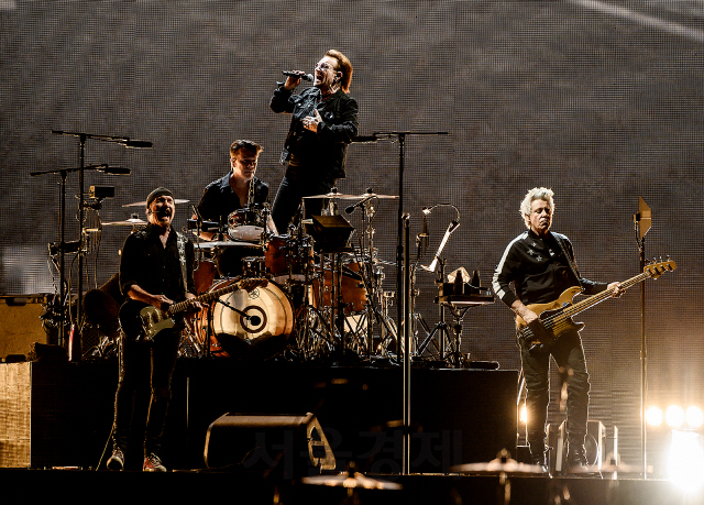 아일랜드 출신의 세계적인 록밴드 U2가 8일 오후 서울 구로구 고척스카이돔에서 첫 내한 공연을 펼치고 있다./사진제공=라이브네이션 코리아