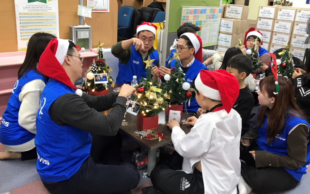 지난 6일 현대글로비스 임직원들이 서울 구로구 ‘함께하는 한숲 영문지역아동센터’를 찾아 아이들에게 선물을 전달하고 함께 크리스마스 트리를 만들고 있다./사진제공=현대글로비스