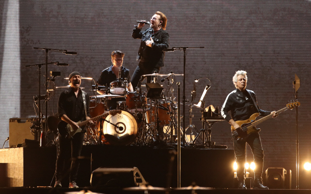 아일랜드 출신의 세계적인 록밴드 U2가 8일 오후 서울 구로구 고척스카이돔에서 역사적인 첫 내한 공연을 펼치고 있다./연합뉴스