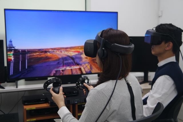 티브로드 직원들이 16K급 VR 영상 서비스를 체험해보고 있다./사진제공=티브로드