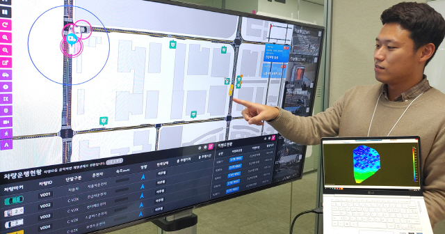 LG유플러스 직원이 ‘실시간 고정밀 측위’ 기술을 기반으로 자율주행 차량의 움직임을 파악하고 있다. LG유플러스는 국토교통부 국토지리정보원과 손잡고 ‘차세대 지능형 교통 체계(C-ITS)’의 진화를 위한 측위 기술 고도화에 나선다./사진제공=LG유플러스