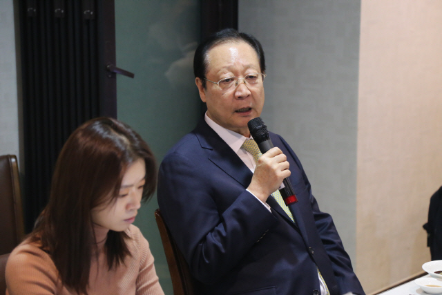 권기홍 동반위원장이 9일 여의도 한 중식당에서 기자간담회를 열고 기자들의 질문에 답하고 있다. / 사진제공=동반위