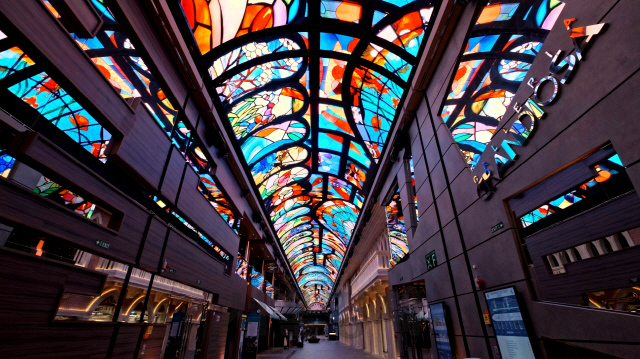 초대형 크루즈선 ‘그란디오사’호 내부 갤러리아 천장에 삼성전자의 초대형 스마트 LED 사이니지가 설치돼 있다. /사진제공=삼성전자
