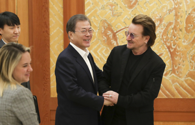 문재인 대통령이 9일 청와대에서 예방한 록밴드 ‘U2’의 보컬이자 사회운동가 보노와 인사하고 있다. /연합뉴스