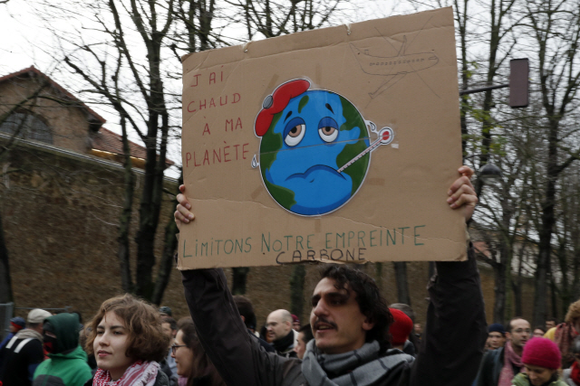 8일(현지시간) 프랑스 파리에서 기후변화 대응을 촉구하는 시위가 벌어지고 있다. /파리=AP연합뉴스