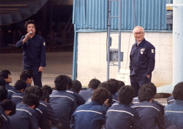 김우중 전 대우그룹 회장이 1988년 대우 옥포조선소에서 현장 직원들과 간담회를 하고 있다. /사진제공=대우세계경영연구회