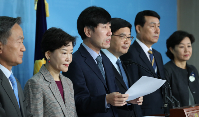 ‘변화와 혁신’ 하태경(왼쪽 세 번째) 창당준비위원장이 10일 오전 서울 여의도 국회 정론관에서 창당준비위원회 2차 인선 발표 기자회견을 하고 있다. /연합뉴스