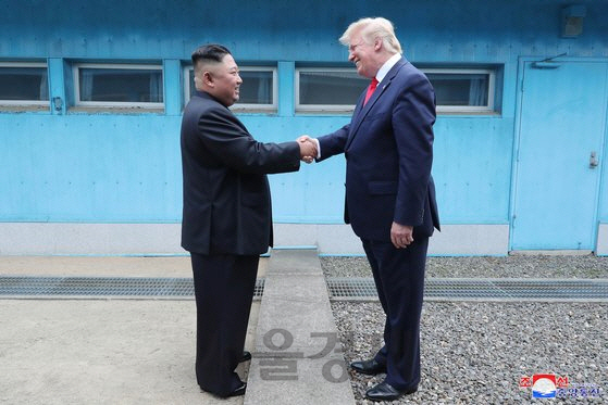 도널드 트럼프 미국 대통령과 북한 김정은 국무위원장이 6월 30일 오후 판문점에서 군사분계선을 사이에 두고 악수하고 있다./연합뉴스
