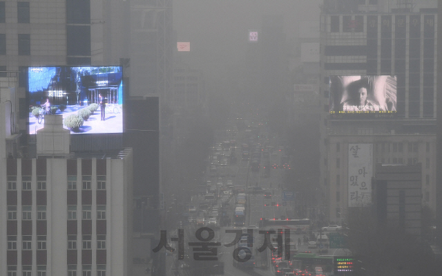 중국발 고농도 미세먼지가 유입되며 미세먼지 비상저감조치가 시행된 10일 오전 서울 도심이 뿌연 미세먼지에 갇혀있다./오승현기자 2019.12.10