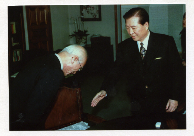 이제는 모두 고인이 된 김대중 전 대통령(오른쪽)과 김우중 전 대우그룹 회장(왼쪽)./서울경제DB