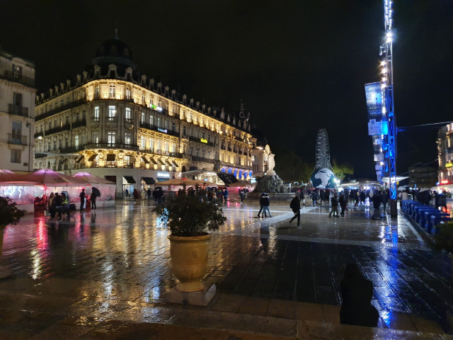 몽펠리에 코메디 광장 모습.