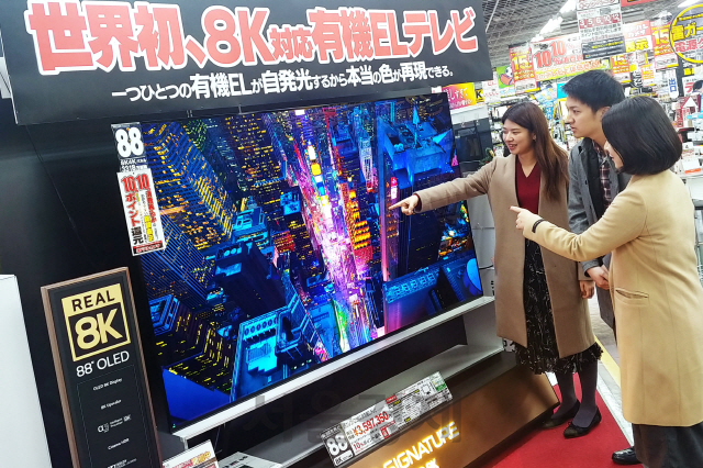 일본 도쿄 아키바에 위치한 요도바시카메라 매장에서 고객들이 ‘LG 시그니처 올레드 8K’ 제품을 살펴보고 있다./사진제공=LG전자