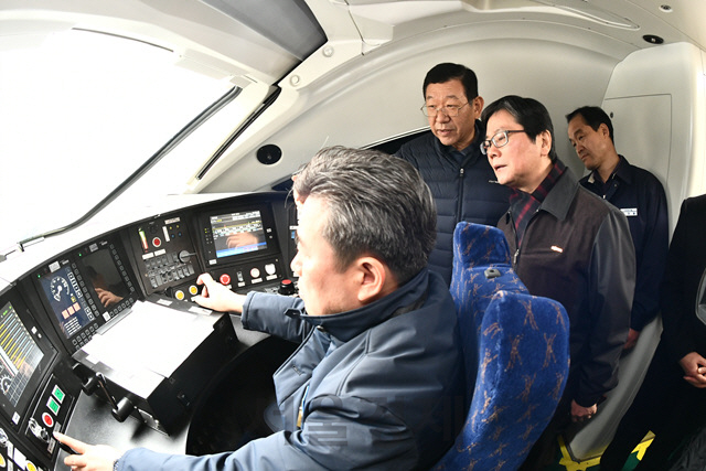 한국철도 손병석(사진 왼쪽에서 세번째)이 충남 공주역에서 진행된 차세대 고속열차 EMU-250의 시험현장을 방문해 운전실을 둘러보고 있다. 사진제공=한국철도