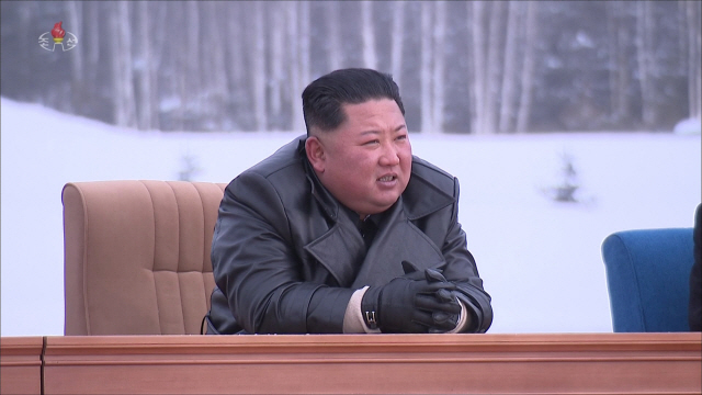 김정은 북한 국무위원장이 지난 2일 삼지연군 읍지구 재개발 준공식에 참석하고 있다. /연합뉴스