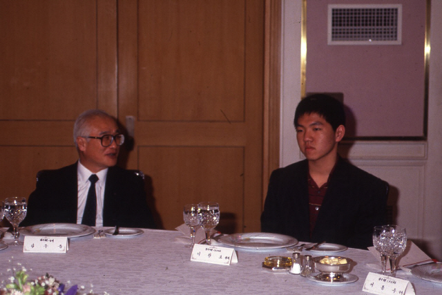 김우중(왼쪽) 전 한국기원 총재와 이창호 9단. /사진제공=한국기원