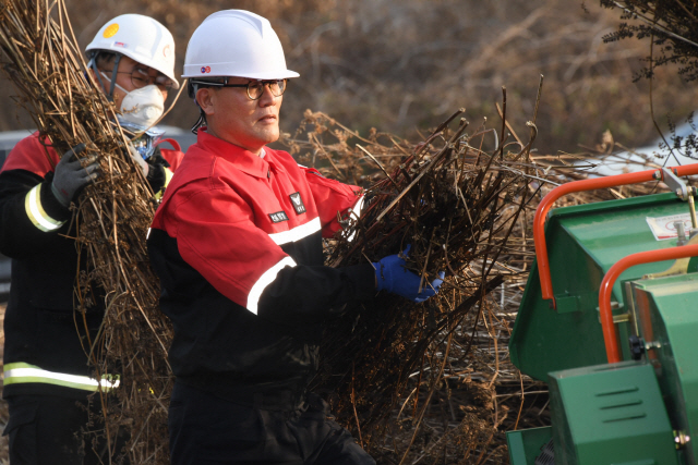 김재현(사진 오른쪽) 산림청장이 농업잔재물을 수거·파쇄하고 있다. 사진제공=산림청