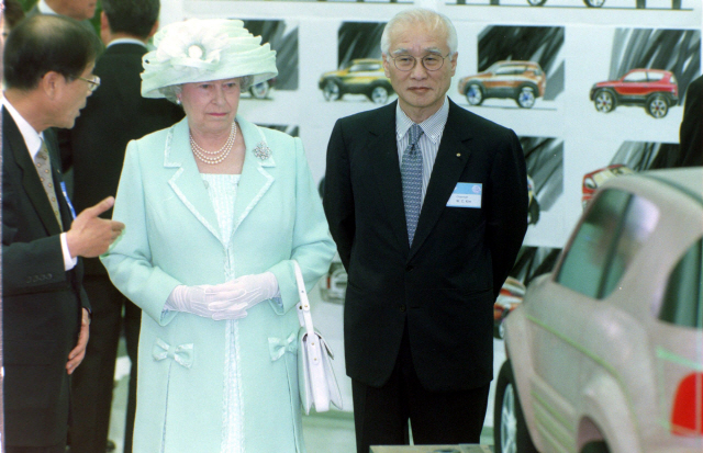 김우중 전 대우그룹 회장이 지난 1999년 한국을 찾은 엘리자베스 2세 영국 여왕과 자동차 모형 제작 과정을 살펴보고 있다.