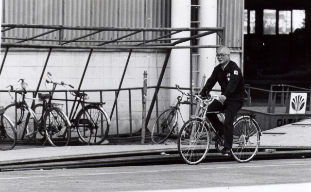 김 전 회장이 자전거를 타고 퇴근하고 있다