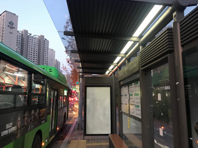 ‘A 아파트’에서 ‘B 회사’까지 가는 360번 버스가 정차하는 정류장은 텅 비어있었다. 이 버스를 탈 경우 소요 시간은 1시간 30분 정도다.