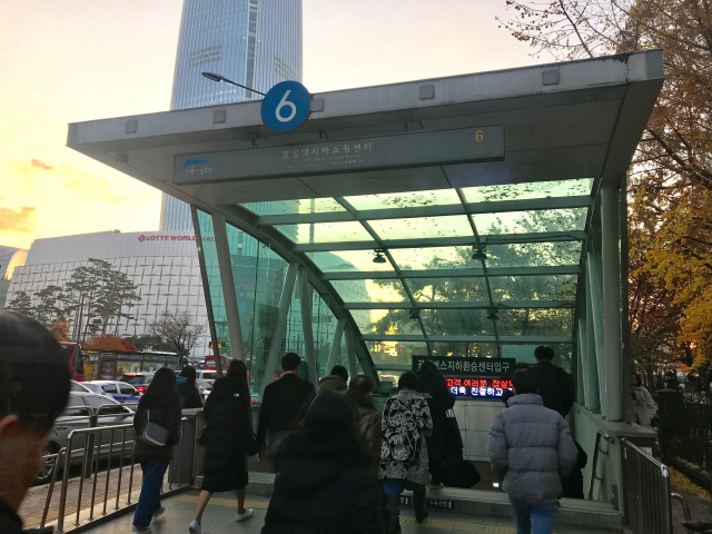 출근 피크 타임이 되자 지하철을 이용하는 사람들이로 출구가 붐비기 시작했다. 광역 버스에서 내려 지하철로 환승하는 사람도 많았다.