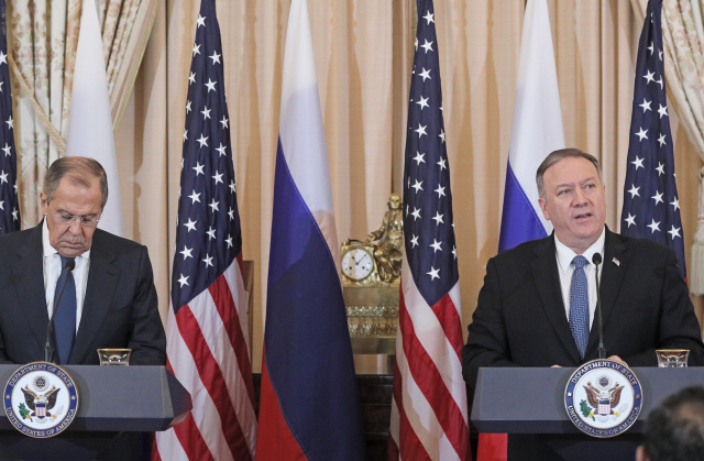 마이크 폼페이오(오른쪽) 미국 국무장관과 세르게이 라브로프 러시아 외무장관이 10일(현지시간) 워싱턴DC 국무부 청사에서 회담한 뒤 공동 기자회견을 하고 있다./연합뉴스