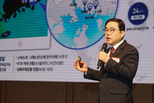 허성무 창원시장이 서울·경기권 CEO 500명을 대상으로 직접 프리젠테이션을 하며 우수 투자 인프라 및 인센티브 지원 시책을 소개하고있다.