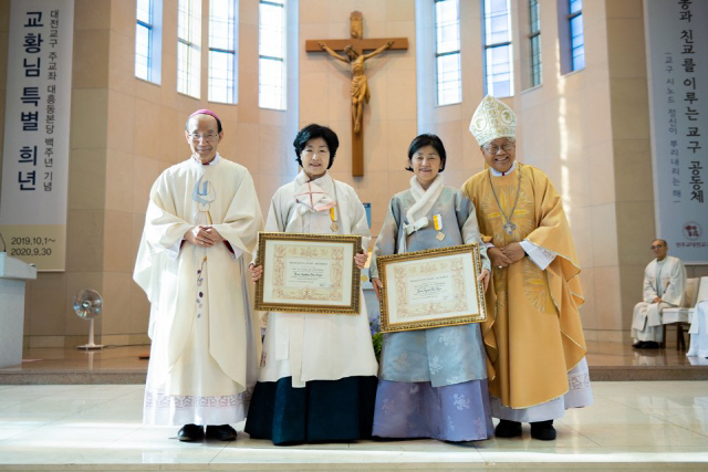 성심당의 김미진(왼쪽 세번째) 이사와 배순희(〃 두번째)씨가 11일 천주교 대전교구에서 프란치스코 교황이 수여한 ‘교회와 교황을 위한’ 십자가 훈장을 전달받고 있다. /사진제공=천주교 대전교구