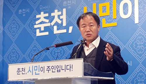 이재수 춘천시장이 사과를 표명하고 있다/연합뉴스