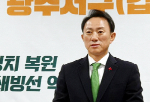 김명진 대안신당 광주 서구갑 준비위원장이 11일 광주시의회에서 기자회견을 열고 내년 총선에서 광주 서구갑에 출마하겠다고 밝히고 있다. /사진=연합뉴스