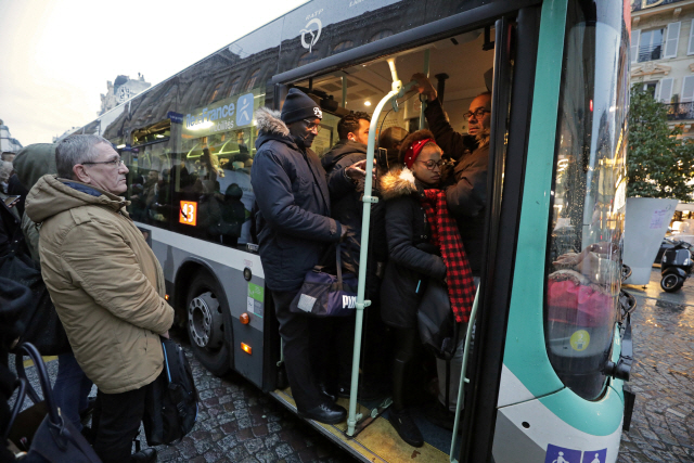 정부 연금개편에 반대하는 프랑스 총파업이 일주일째 이어진 11일(현지시간) 파리 시민들이 출근하기 위해 만원 버스에 탑승을 시도하고 있다. /파리=로이터연합뉴스